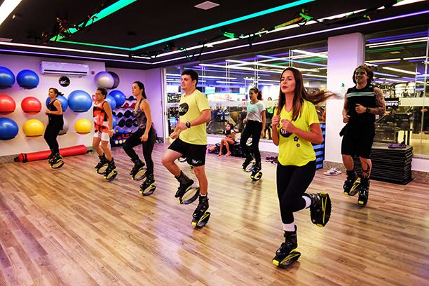 Aula coletiva de Kangoo Jumps na Fit One